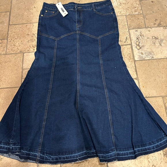 Dresses & Skirts - Women’s NWT Jean skirt!